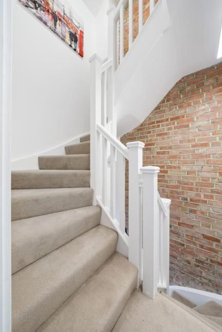 밀힐 Newly Refurbished 2 Bed Flat 아파트 외부 사진